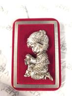 Tin voor kleine kinderen op rood fluweel, met de hand gebeit, Antiek en Kunst, Antiek | Tin, Ophalen