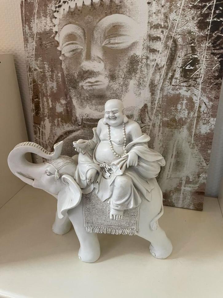 Lachende boeddha op olifant - wit, Huis en Inrichting, Woonaccessoires | Boeddhabeelden, Zo goed als nieuw, Ophalen