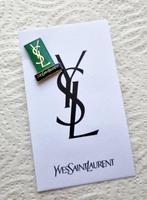 Pins YVES SAINT LAURENT, YSL. Contour et verso argenté, Envoi, Neuf, Marque, Insigne ou Pin's