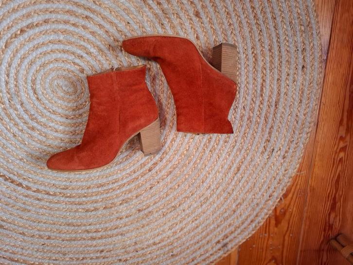 Jolis botillons en daim véritable - parfait état!, Kleding | Dames, Schoenen, Zo goed als nieuw, Lage of Enkellaarzen, Overige kleuren