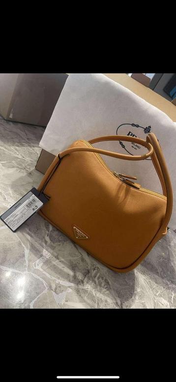 Prada darling leather handbag beschikbaar voor biedingen