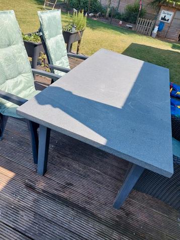 Granieten tuintafel beschikbaar voor biedingen