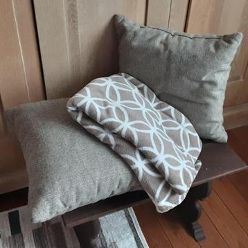 SET 2 hoge kwaliteit dikke sierkussens + mooie fleece plaid beschikbaar voor biedingen