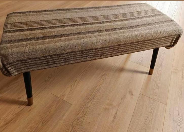 Zitbank / voetenbank retro look en houten pootjes, Huis en Inrichting, Zetels | Voetbanken en poefs, Zo goed als nieuw, Hout, Stof