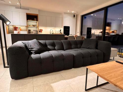 Nieuw  1395 € bouclé sofa in zwarte uitvoering, Huis en Inrichting, Zetels | Complete zithoeken, Nieuw, Ophalen