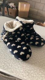 Donker blauwe pantoffels met witte hartjes maat 36/37, Enfants & Bébés, Vêtements de bébé | Chaussures & Chaussettes, Enlèvement ou Envoi