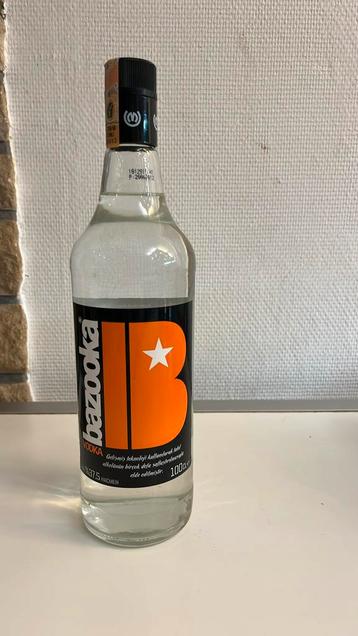 une bouteille de Bazooka Vodka. beschikbaar voor biedingen