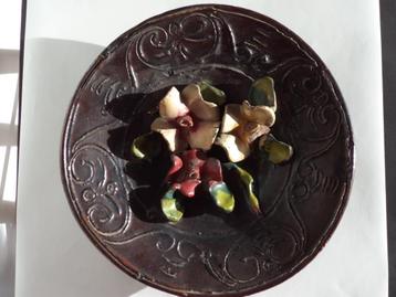 Antiek XIXe barbotine schotel sierbord wandbord fijn decor beschikbaar voor biedingen