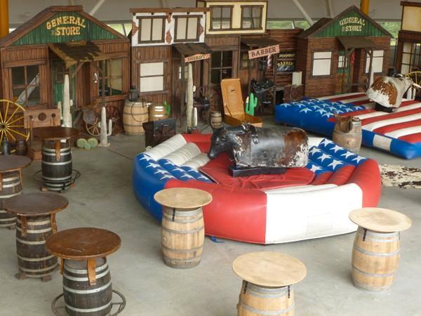 Grote decoratie inloop saloon met klapdeuren huren, Hobby en Vrije tijd, Feestartikelen | Verhuur, Ophalen