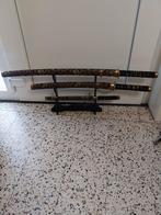 Objets décoratifs/ 3 sabres dans leur foureau sur étagère, Ophalen, Zo goed als nieuw