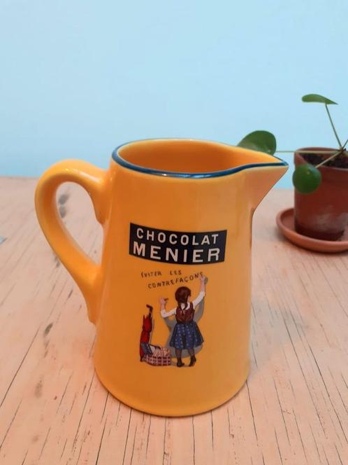 melkkan karafje chocolat menier 13,5cm (nestlé) retro stijl, Huis en Inrichting, Keuken | Servies, Gebruikt, Overige typen, Keramiek
