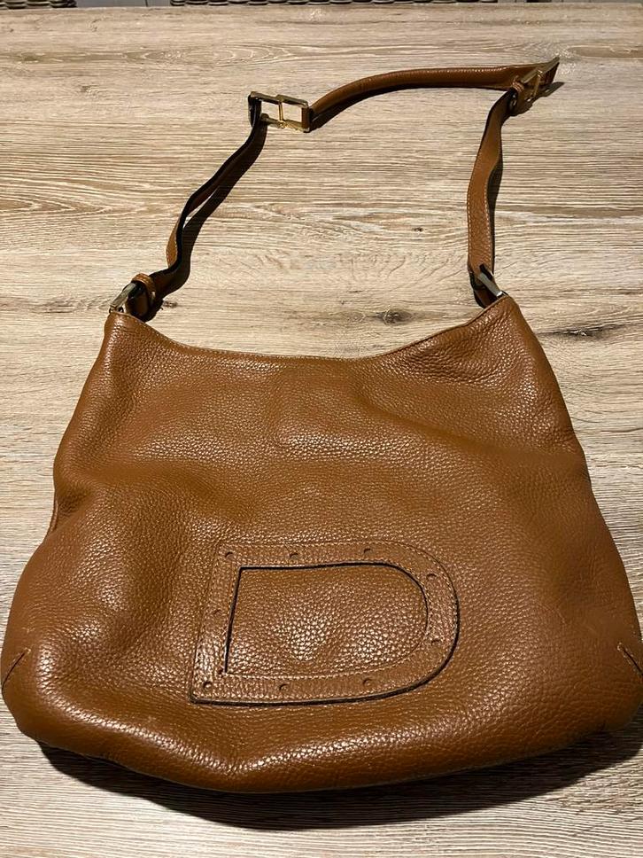 Lederen handtas met letter D, Handtassen en Accessoires, Tassen | Damestassen, Zo goed als nieuw, Handtas, Bruin, Ophalen of Verzenden