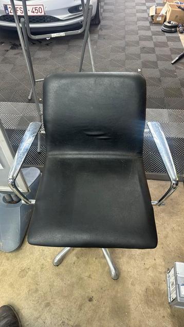 Siege coiffeur bon etat  beschikbaar voor biedingen