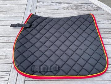 Tapis de selle Rambo noir quasi neuf, liséré jaune/rouge beschikbaar voor biedingen