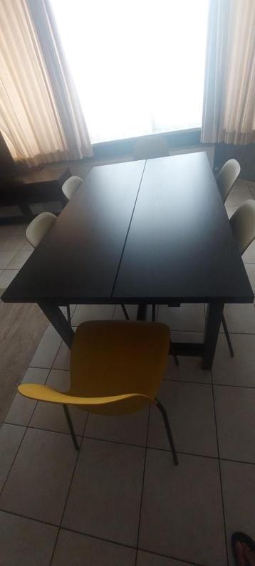 Extendable Black Dining Table with Mixed Chairs beschikbaar voor biedingen