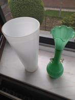 Een witte vaas en een opaline groene vaas, Zo goed als nieuw, Ophalen