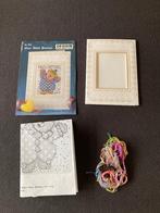 Patroon voor een kaartje + restjes DMC draad + houder, Hobby & Loisirs créatifs, Broderie & Machines à broder, Enlèvement ou Envoi