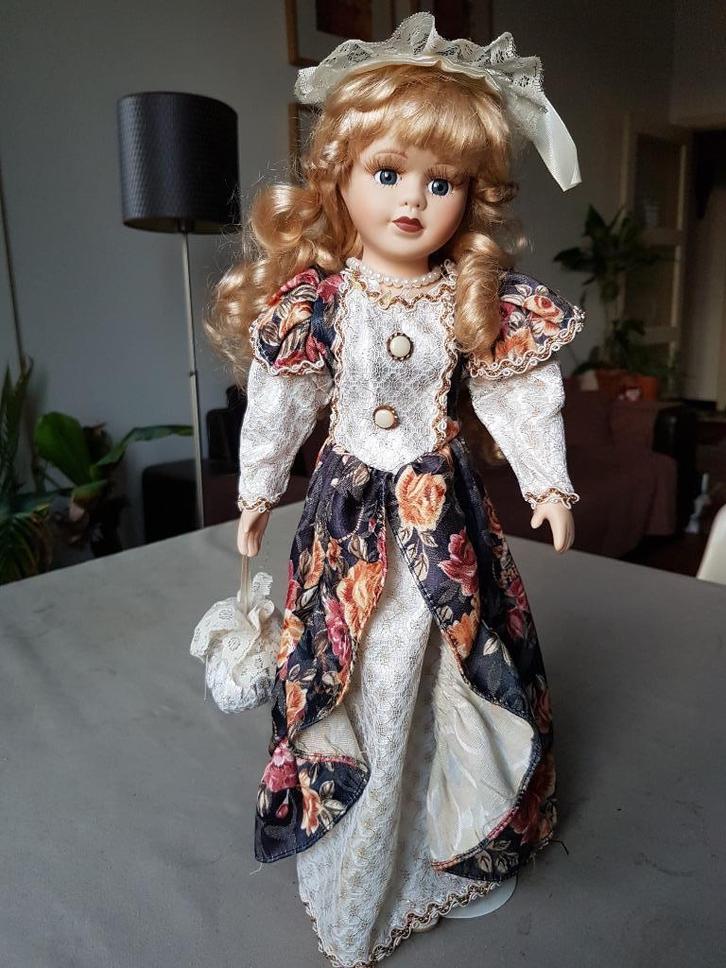 Vintage pop van het merk Quelle, Kinderen en Baby's, Speelgoed | Poppen, Zo goed als nieuw, Overige typen, Ophalen of Verzenden