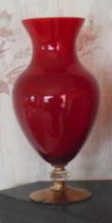 Rode retro vaas beschikbaar voor biedingen