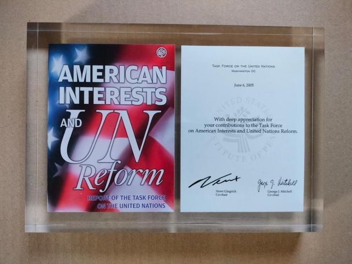 Rapport de la Task Force ONU 2005 : réforme du plexiglas aux, Collections, Collections Autre, Comme neuf, Envoi