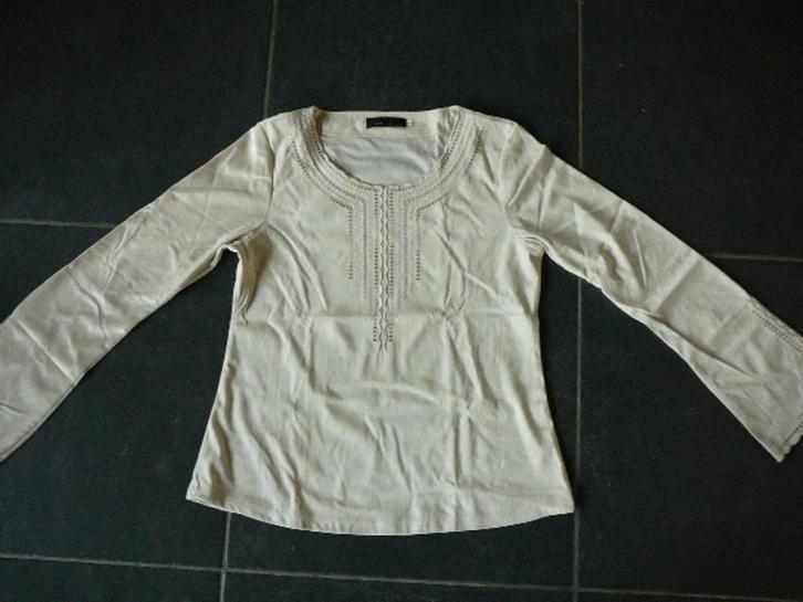 crèmekleurige bloes met versierde mouwen, Kleding | Dames, Blouses en Tunieken, Zo goed als nieuw, Maat 38/40 (M), Beige, Ophalen of Verzenden