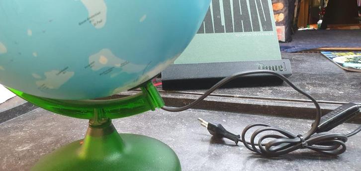 Wereldbol op groene standaard, Huis en Inrichting, Woonaccessoires | Wereldbollen, Zo goed als nieuw, Ophalen of Verzenden