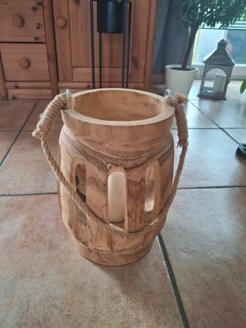 Lanterne en bois avec bougie blanche beschikbaar voor biedingen