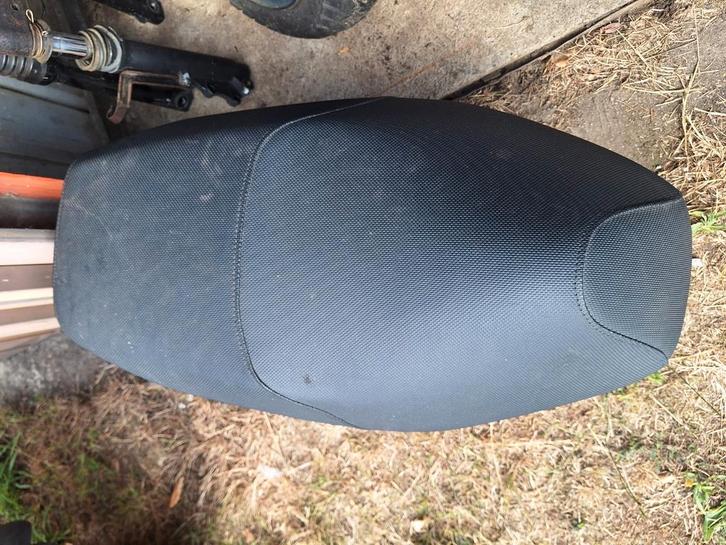 Zadel pgo 50cc scooter 2 takt, Fietsen en Brommers, Brommeronderdelen | Algemeen, Carburateur, Ophalen of Verzenden