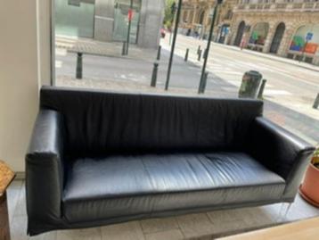 canapé (sofa) de luxe en cuir noir disponible aux enchères