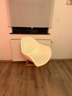 Stoel wit met houten poten, Huis en Inrichting, Ophalen, Kunststof, Zo goed als nieuw, Eén