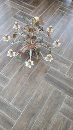 BEIGE IJZEREN KROONLUCHTER I WOONKAMER  3 GEKLEURDE BLADEREN, Huis en Inrichting, Ophalen, Gebruikt, Metaal, FER FORGE