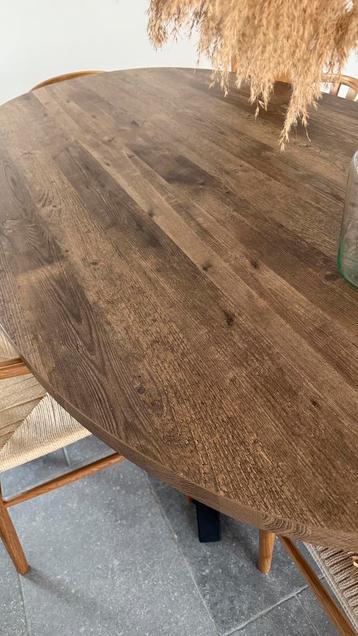 ovale tafel van Morres beschikbaar voor biedingen