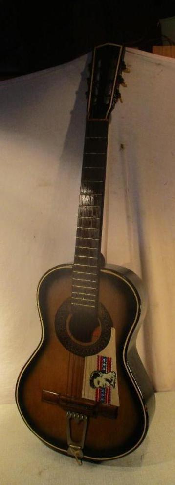 Zeer Mooie Houten Gitaar met beeltenis van Elvis beschikbaar voor biedingen