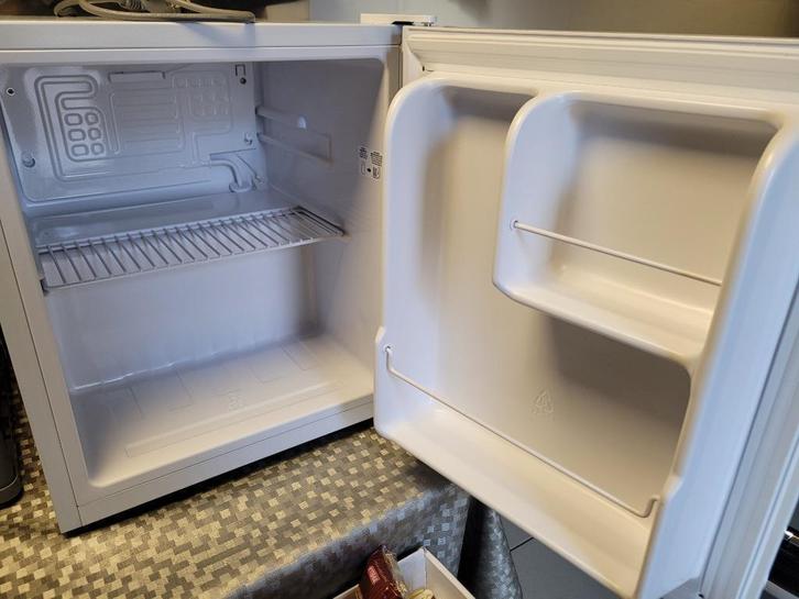 Mini koelkast - 1 maand oud, Elektronische apparatuur, Koelkasten en IJskasten, Zo goed als nieuw, Zonder vriesvak, Minder dan 75 liter