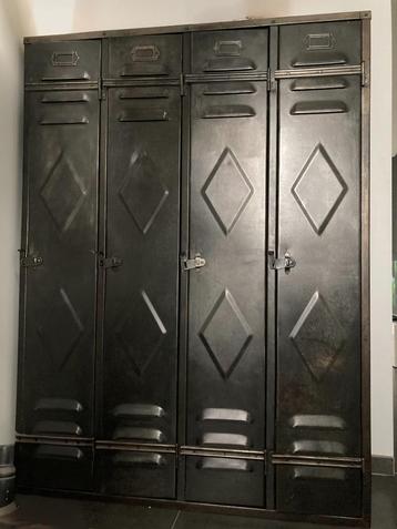 Magnifique vestiaire industriel patiné 4 colonnes  beschikbaar voor biedingen