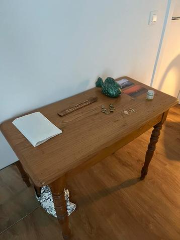 Antieke lichte houten tafel beschikbaar voor biedingen