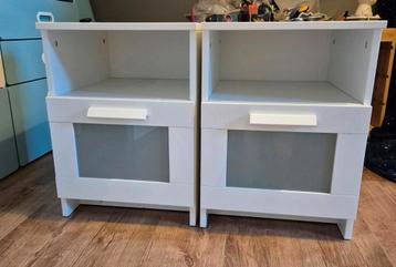 2 witte nachtkastjes beschikbaar voor biedingen