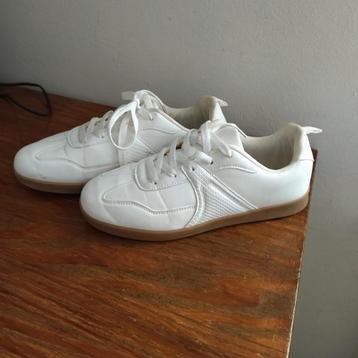 Lage sneakers. Sneakers.  beschikbaar voor biedingen