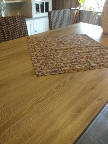 Eettafel beschikbaar voor biedingen