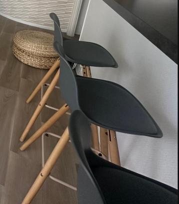 Chaises (5e par chaise) beschikbaar voor biedingen