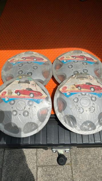 14 inch plastic wieldoppen beschikbaar voor biedingen