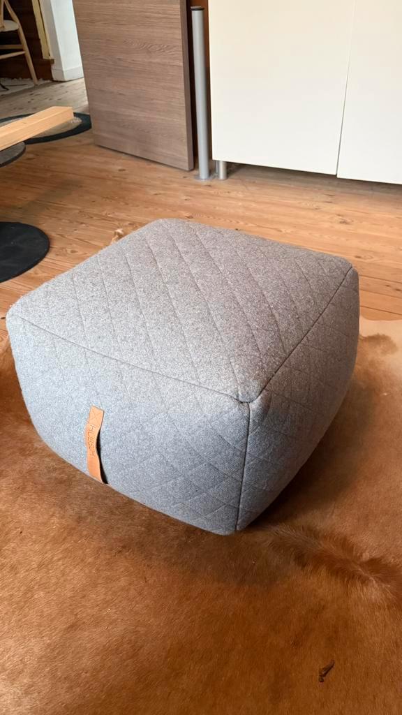 Grijze poef Hubsch, Huis en Inrichting, Zetels | Voetbanken en poefs, Ophalen