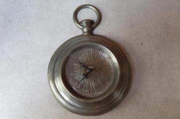 horloge murale en étain beschikbaar voor biedingen