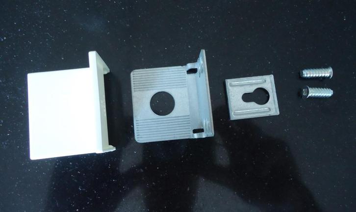 Te koop beslag voor een Lack TV-meubel van Ikea (2 stuks)., Huis en Inrichting, Kasten |Televisiemeubels, Nieuw, Ophalen of Verzenden