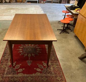 Vintage tafel beschikbaar voor biedingen