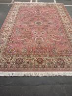 Hand-knotted eastern carpet with classic detailed patterns, Ophalen