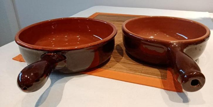 2 kommen aardwerk geglazuurd vuurvast met handvat, Huis en Inrichting, Keuken | Potten en Pannen, Gebruikt, Koekenpan of Braadpan