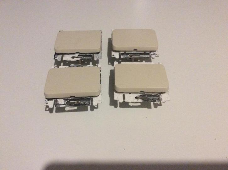 Niko drukknop ref.7000, Doe-het-zelf en Bouw, Elektriciteit en Kabels, Gebruikt, Schakelaar, Ophalen of Verzenden