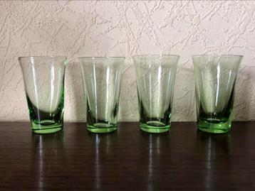 4 vintage shot- of shotglazen/schutterglazen in groen glas beschikbaar voor biedingen