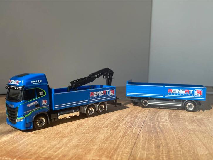 Herpa Iveco S-Way REINERT combinatie met kraan 1/87, Hobby en Vrije tijd, Modelauto's | 1:87, Zo goed als nieuw, Bus of Vrachtwagen